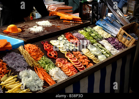 Appena tagliato le verdure per dimostrare gli utensili da taglio Foto Stock