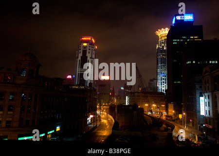 Lo skyline di Shanghai visto di notte dal Bund Cina Foto Stock