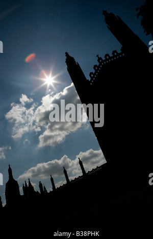 Città di Cambridge, Inghilterra. Stagliano vista angolato di Kings College di Cambridge Cappella come visto da King's Parade. Foto Stock