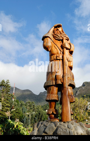 CHL Cile Arcipelago Juan Fernandez Isola di Robinson Crusoe 05 2007 scultura fatta di legno di cipresso Foto Stock