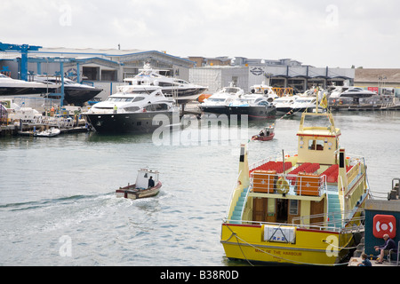 Sunseeker luxury motor yacht in fabbrica il porto di Poole Dorset Foto Stock