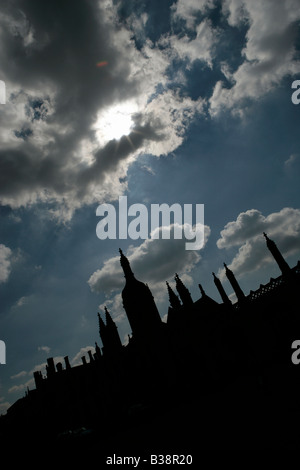 Città di Cambridge, Inghilterra. Stagliano vista angolato di Kings College di Cambridge guglie visto da King's Parade. Foto Stock