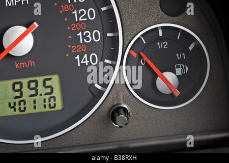 Indicatore di livello carburante su una macchina di famiglia che mostra quasi vuota Foto Stock