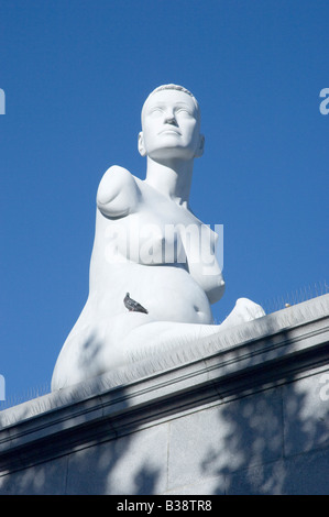 Marc Quinn controversa 15-piede scultura in marmo Alison riunitore incinta in Trafalgar Square Londra Foto Stock