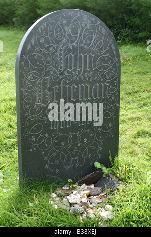 Lastra tombale dell ex poeta laureato Sir John Betjeman in St Enodoc sagrato, Trebetherick, Cornwall, Regno Unito. Foto Stock