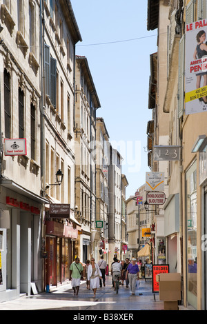 Rue des Marchands nel centro storico nei pressi di Place d l'Horloge, Avignone, Provenza, Francia Foto Stock