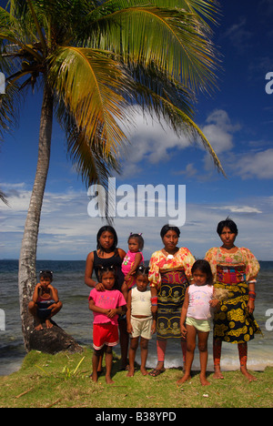 La Kuna famiglia indiana, Rio Sidra area, Arcipelago San Blas, Panama America Centrale Foto Stock
