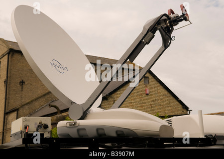 Un uplink satellitare montato sul tetto di un veicolo utilizzato per risposta rapida copertura di notizie Foto Stock