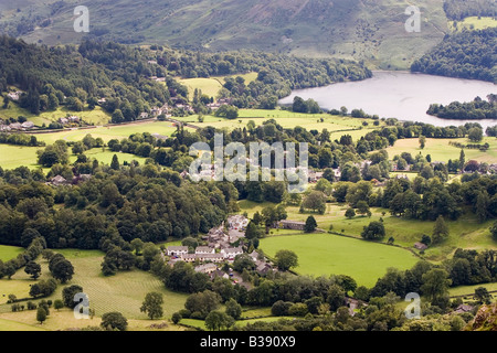 Villaggio di Grasmere nel Distretto del Lago del parco nazionale visto dalla vetta del timone roccioso del villaggio è stata la casa di William Wordsworth Foto Stock