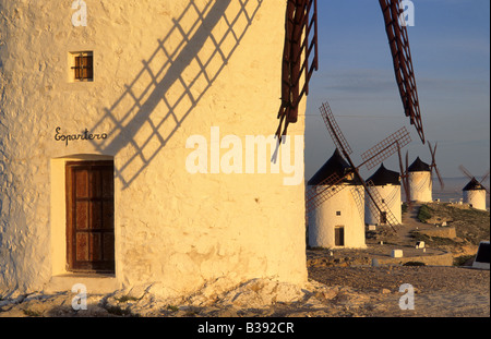 Mulini a vento a Cresteria Manchega collina vicino a Consuegra Castiglia La Mancha Spagna Foto Stock