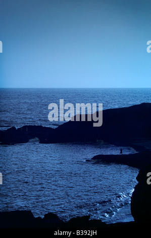 Lone persona sul promontorio roccioso, Santa Cruz, in California Foto Stock