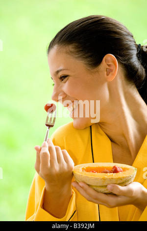 Junge Frau isst frisches Obst, Ritratto, giovane donna mangiare frutta Foto Stock