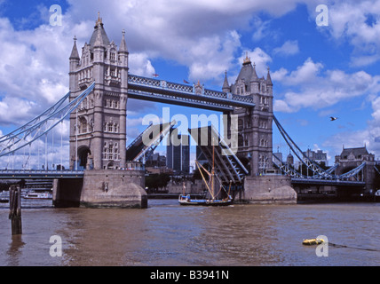 Un tradizionale Thames chiatta a vela passa attraverso il Tower Bridge di Londra, Inghilterra, Regno Unito Foto Stock