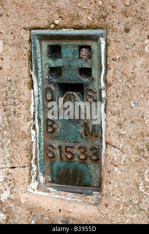 Dettaglio dell'ordinanza sondaggio bench mark staffa a filo per il punto di innesco su walton hill Worcestershire Inghilterra Regno Unito Foto Stock