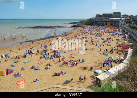 Spiaggia e il lungomare con vista, BROADSTAIRS KENT, England, Regno Unito Foto Stock
