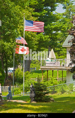 Canada e Stati Uniti le bandiere lungo il San Lorenzo Seaway in New York. Foto Stock