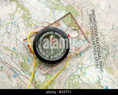 Una bussola per gli escursionisti che giace su una mappa del Parco Nazionale di Snowdonia Foto Stock