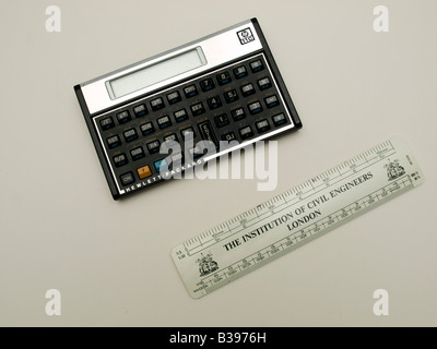 Un Hewlett Packard HP11C calcolatrice e una scala regola inscritta istituzione di Ingegneri Civili Londra su sfondo bianco Foto Stock