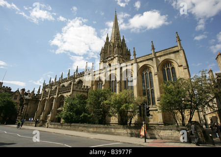 Città di Oxford, Inghilterra. Facciata sud dell'università chiesa di Santa Maria Vergine visto da Oxford High Street. Foto Stock