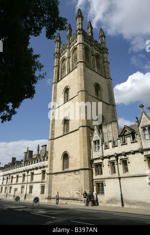 Città di Oxford, Inghilterra. Il Magdalen College visto da Oxford High Street, con la grande torre (campanile) in background. Foto Stock