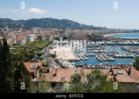 La vista sul porto e la città dal Musee du Castre sul Suquet Hill, Cannes, Cote d'Azur, Provenza, Francia Foto Stock