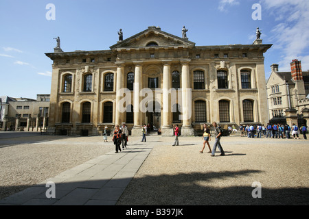 Città di Oxford, Inghilterra. Cortile posteriore vista della Nicholas Hawksmoor progettato Clarendon Building. Foto Stock