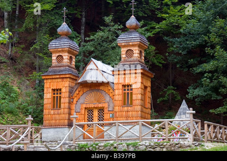 La cappella russa alta nei boschi. Foto Stock