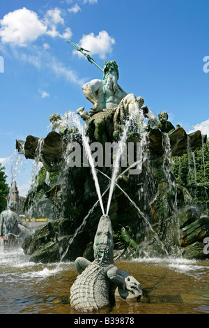 Deutschland, Berlino, Neptunbrunnen am Alex, Germania, Berlino, Fontana di Nettuno a Alexanderplatz Foto Stock