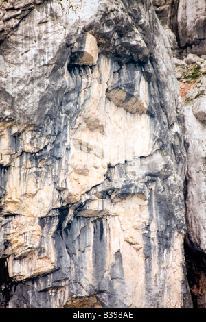 Faccia in montagna fatta dalla natura nelle Alpi, Slovenia vicino mountain pass Vrsic. Foto Stock