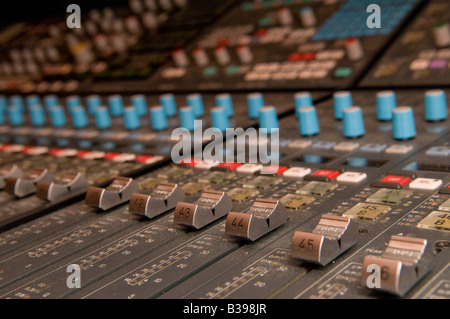 Calrec audio console di miscelazione che mostra i fader Foto Stock