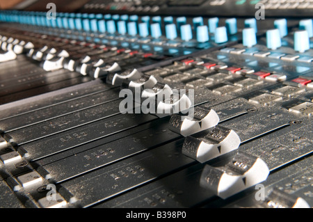 Calrec audio console di miscelazione che mostra i fader Foto Stock