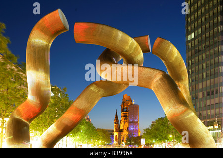 Deutschland, Berlino, Skulptur " Berlin " Kaiser-Wilhelm-Gedaechtniskirche, scultura Berlino con Kaiser Wilhelm Memorial Church in Foto Stock