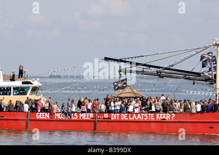 Fresa di mitili per protestare contro il divieto previsto sulla cattura di mitilo sementi in natura area protetta. Zeeland, Paesi Bassi Foto Stock