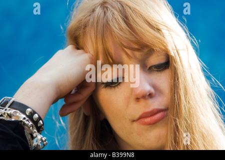 Ritratto di una giovane donna con i capelli rossi Foto Stock