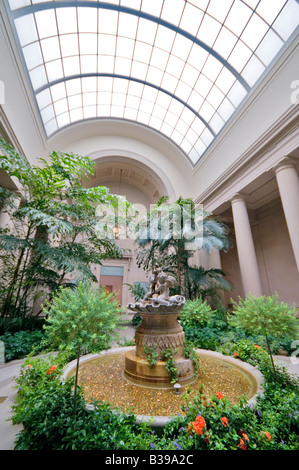 WASHINGTON DC, Stati Uniti d'America - La Galleria Nazionale di Arte è un museo di arte, situato sul National Mall di Washington, D.C. Il museo fu istituito nel 1938 dal Congresso degli Stati Uniti, con i fondi per la costruzione e per una notevole collezione d'arte donata da Andrew W. Mellon più grandi opere d'arte donata dal Lessing J. Rosenwald, arte italiana contributi da Samuel Henry Kress e più di duemila sculture, dipinti, pezzi di arte decorativa, e porcellane da Joseph E. Widener. Come un risultato di lasciti come questi, la National Gallery ospita oggi una delle più belle collezioni di Western pa Foto Stock