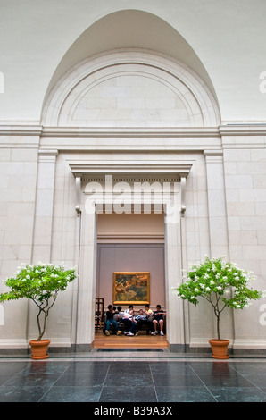 WASHINGTON DC, Stati Uniti — la National Gallery of Art è un museo d'arte, situato nel National Mall di Washington, D.C. Il museo è stato fondato nel 1938 dal Congresso degli Stati Uniti, con fondi per la costruzione e una consistente collezione d'arte donata da Andrew W. Mellon più grandi opere d'arte donate da Lessing J. Rosenwald, contributi d'arte italiani da Samuel Henry Kress, E più di 2.000 sculture, dipinti, opere d'arte decorativa e porcellane di Giuseppe E. Widener. Come risultato di questi lasciti, la Galleria Nazionale oggi ospita una delle più belle collezioni di Foto Stock