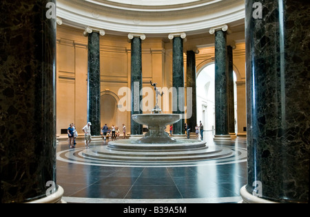 WASHINGTON DC, Stati Uniti d'America - La Galleria Nazionale di Arte è un museo di arte, situato sul National Mall di Washington, D.C. Il museo fu istituito nel 1938 dal Congresso degli Stati Uniti, con i fondi per la costruzione e per una notevole collezione d'arte donata da Andrew W. Mellon più grandi opere d'arte donata dal Lessing J. Rosenwald, arte italiana contributi da Samuel Henry Kress e più di duemila sculture, dipinti, pezzi di arte decorativa, e porcellane da Joseph E. Widener. Come un risultato di lasciti come questi, la National Gallery ospita oggi una delle più belle collezioni di Western pa Foto Stock