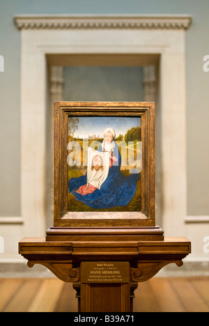 National Gallery of Art Saint Veronica Painting Washington DC // WASHINGTON D.C. — Un dipinto ad olio su tavola del XV secolo intitolato "Saint Veronica" dell'artista olandese Hans Memling è esposto nella National Gallery of Art Creata intorno al 1470-1475, questa opera religiosa raffigura Santa Veronica, tradizionalmente nota per aver spazzato via il volto di Cristo con il velo durante il suo viaggio verso il Calvario. Memling, che fu attivo dal 1465 circa fino alla sua morte nel 1494, fu uno dei più significativi pittori del Rinascimento settentrionale che lavorarono a Bruges. Il dipinto esemplifica la meticolosa attenzione di Memling su d Foto Stock