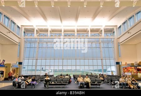 HOUSTON, Texas, Stati Uniti: L'interno dell'aeroporto intercontinentale George Bush (IAH) presenta un moderno e vivace centro di trasporto aereo. Questa grande struttura, uno degli aeroporti più trafficati degli Stati Uniti, dispone di ampi corridoi con soffitti alti, numerosi banchi di check-in, posti di controllo di sicurezza e una varietà di negozi e ristoranti. In qualità di importante gateway internazionale e hub di United Airlines, il design dell'aeroporto riflette il suo ruolo nel facilitare i viaggi aerei nazionali e globali. Foto Stock