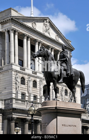 Città di Londra Bank of England edificio con statua di Wellington a cavallo Foto Stock