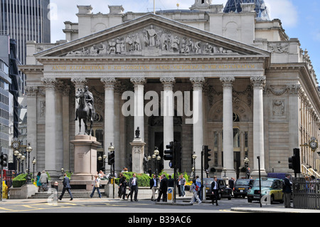 Storico edificio Royal Exchange colonnato con la statua di Wellington a cavallo trafficata Bank Road giunzione la Square Mile City di Londra Inghilterra Regno Unito Foto Stock