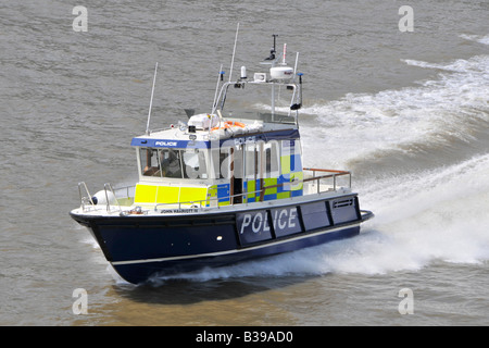 Il fiume Tamigi Londra Inghilterra Regno Unito la Metropolitan Police ad alta velocità imbarcazione di pattuglia sulla velocità di risposta di emergenza Foto Stock