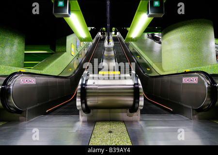 Le scale mobili che portano giù per la MTR di Hong Kong catturato quando totalmente vuota Foto Stock