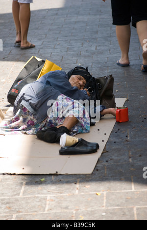 Israele Tel Aviv donna senzatetto per l'accattonaggio denaro Foto Stock