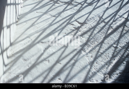 Proiezione di chiara piccolo diamante piombati i vetri di una finestra sui fianchi di dipinte di color crema rientranza irregolare Foto Stock