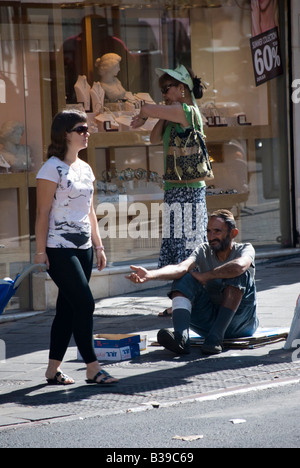 Israele Tel Aviv senzatetto uomo mendicante di denaro Foto Stock