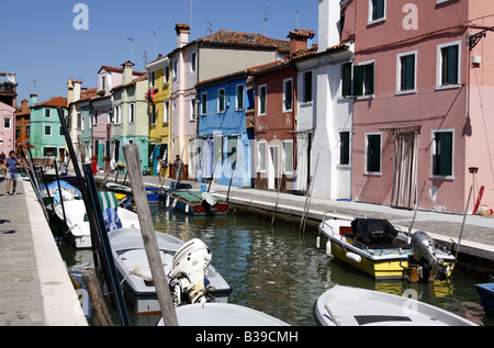 Case colorate lungo il canale/canali di Burano Venezia, Italia 14 Agosto 2008 Foto Stock