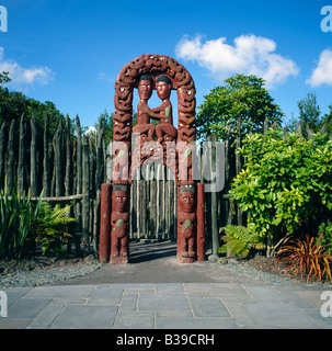 Nuova Zelanda Rotorua scolpito Gateway Maori alla Riserva Termale di Whakarewarewa Isola del nord Foto Stock