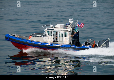 Membri della NYPD unità antiterrorismo di pattugliamento per il porto di New York in una barca veloce. Foto Stock