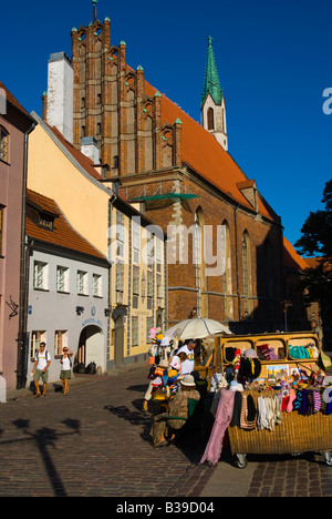 Bancarelle che vendono souvenir e artigianato presso il St Peters chiesa nella città vecchia di Riga Lettonia Europa Foto Stock